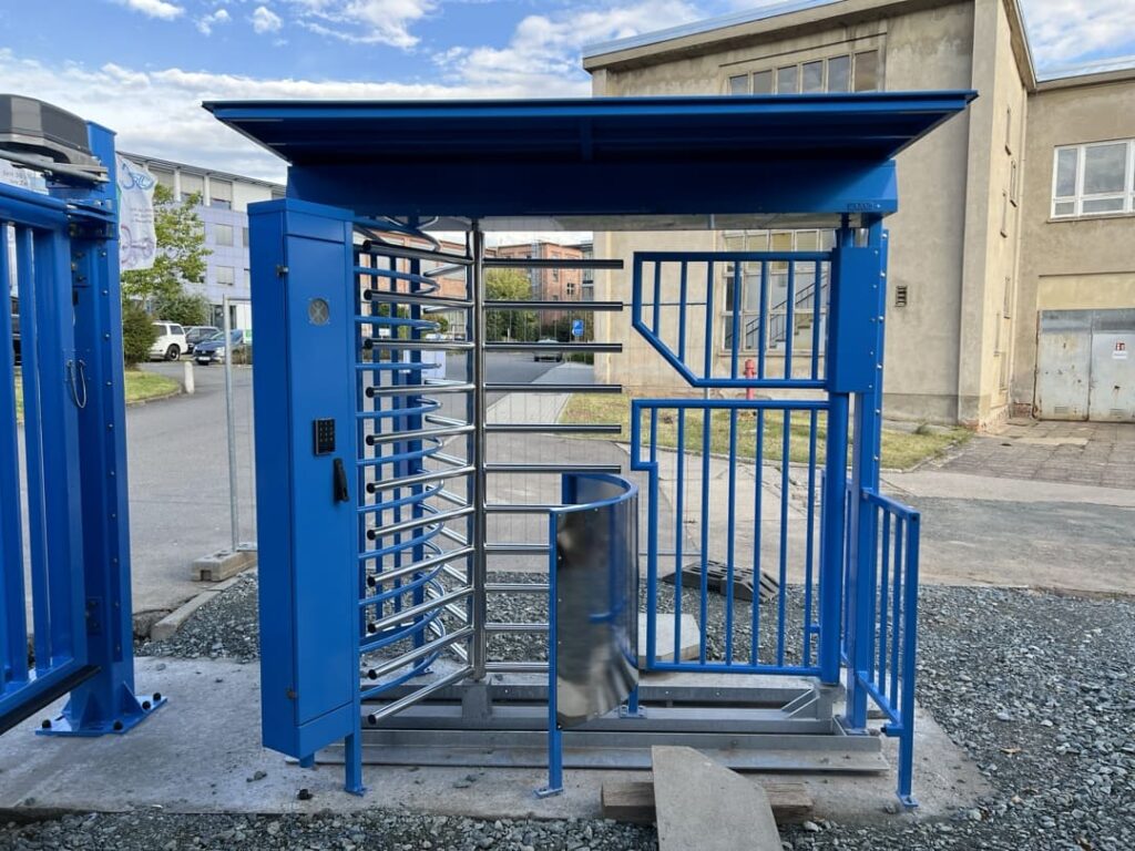 Zutrittskontrolle mit ZABAG Drehkreuz & RFID und Hikvision