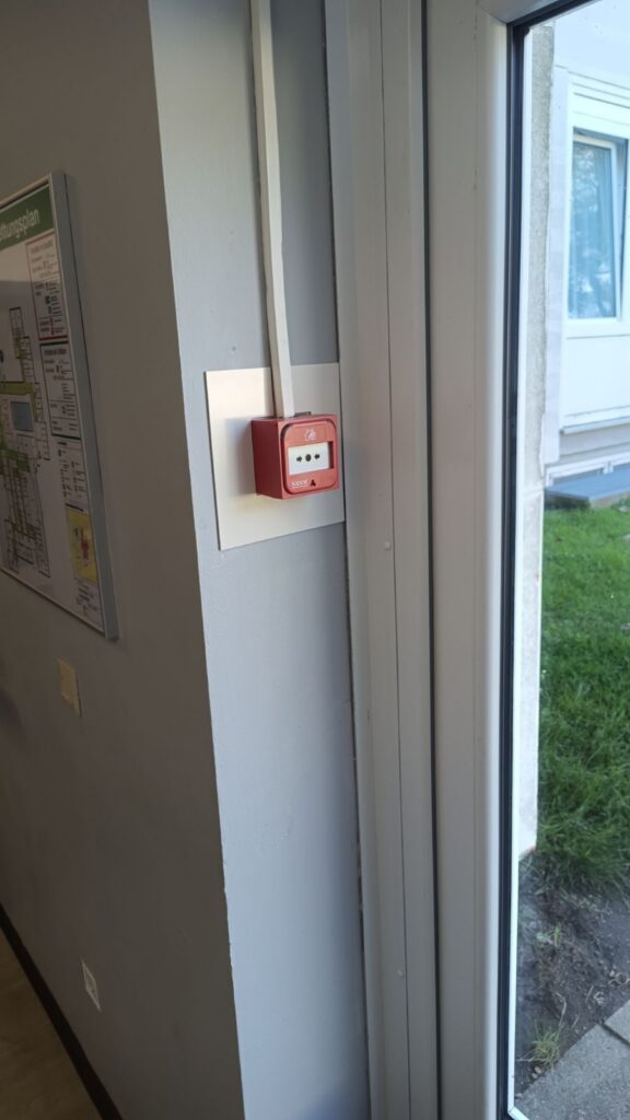 Kidde Handfeuermelder in der Pegasus Klinik: Brandschutz mit System - 8671001f9dd98748f722781fe983420a8d1341ffe0365d1948c51e3c50765498